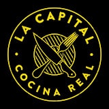 Logotipo de La Capital Cocina Real en colores amarillo y negro, con letras amarillas y utensilios de cocina. - Recetas Chidas