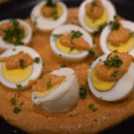Captura de pantalla que muestra huevos hervidos con salsa cremosa en la página de la receta. - Recetas Chidas