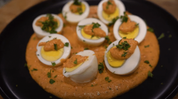 Captura de pantalla que muestra huevos hervidos con salsa cremosa en la página de la receta.
