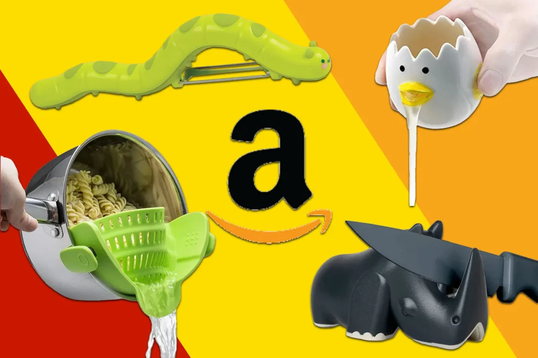 Collage de gadgets de cocina de Amazon en fondo amarillo y rojo, incluyendo un pelador con forma de oruga, un separador de yemas en forma de huevo, un colador verde y un embudo negro con la letra 'a' de Amazon.