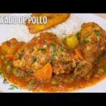 Plato de estofado de pollo servido en una fuente con salsa, verduras y papas; el texto "ESTOFADO DE POLLO" aparece superpuesto. - Recetas Chidas