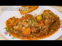 Plato de estofado de pollo servido en una fuente con salsa, verduras y papas; el texto "ESTOFADO DE POLLO" aparece superpuesto. - Recetas Chidas